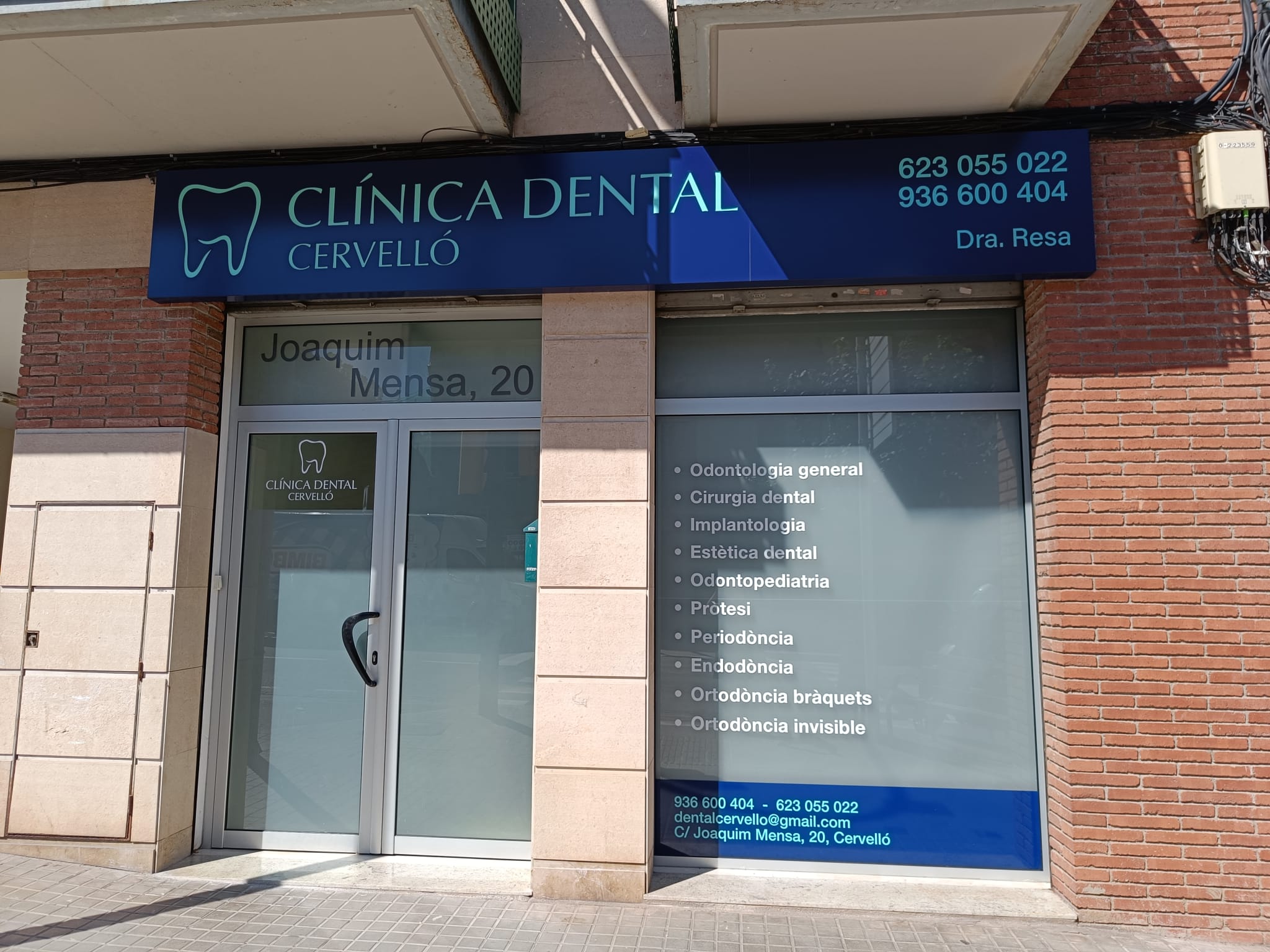Fachada de Clínica Dental Cervelló en Carrer Joaquim Mensa, 20