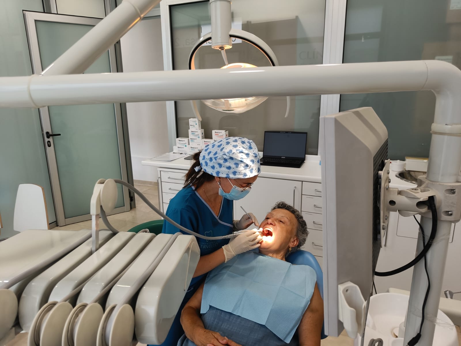 Atención dental en consulta en Clínica Dental Cervelló