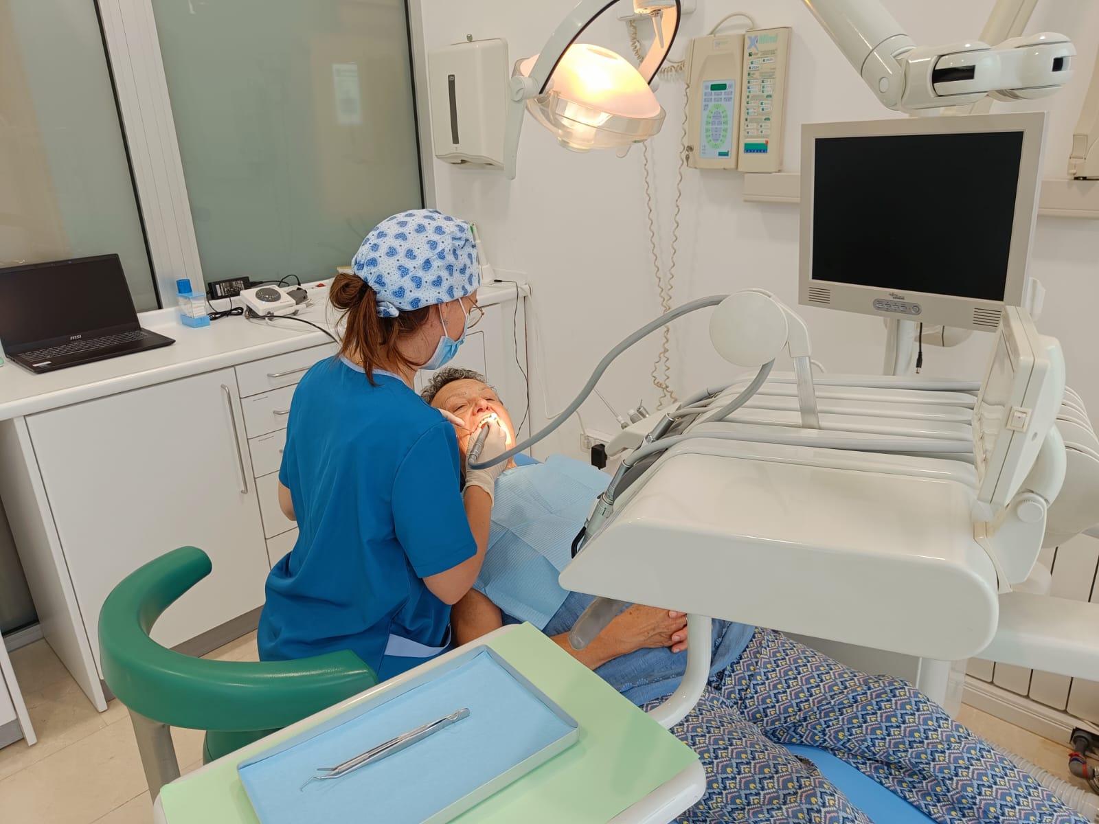 Tratamiento dental en gabinete de Clínica Dental Cervelló
