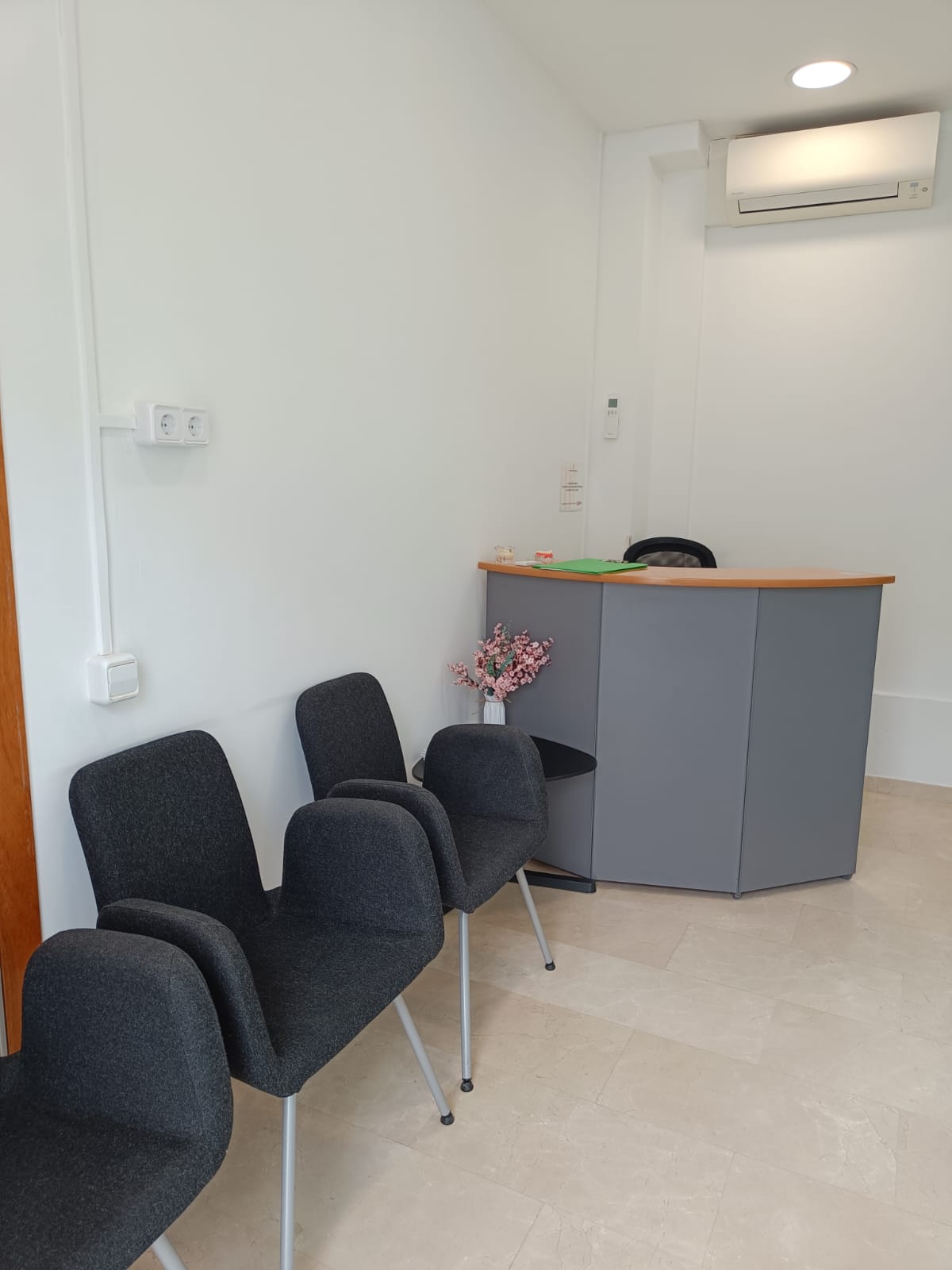 Sala de espera y recepción de Clínica Dental Cervelló
