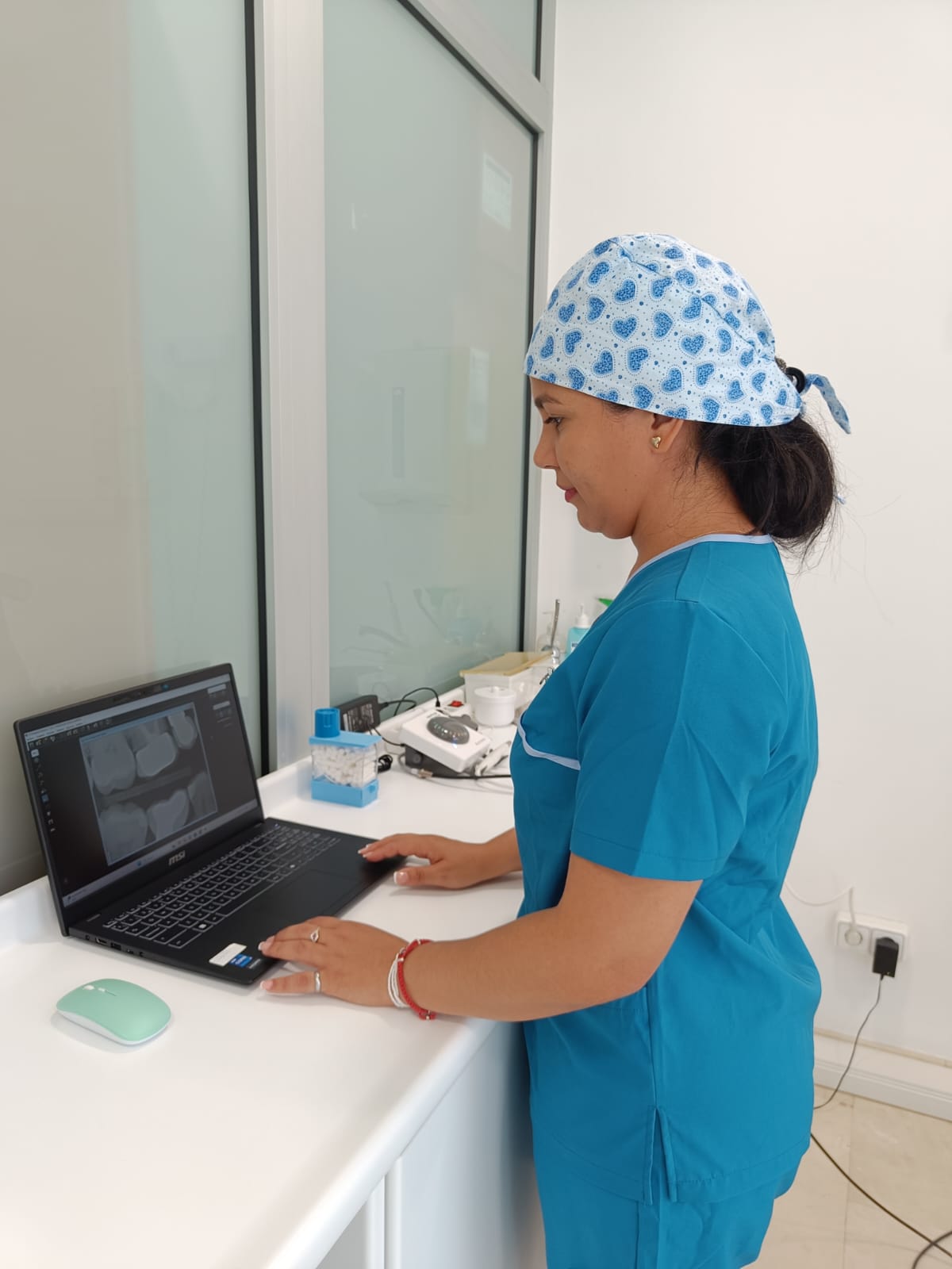 Profesional revisando radiografías digitales en Clínica Dental Cervelló